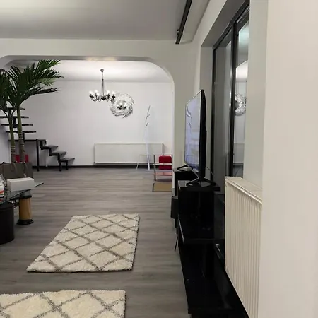 Central Villa Луксозна вила *